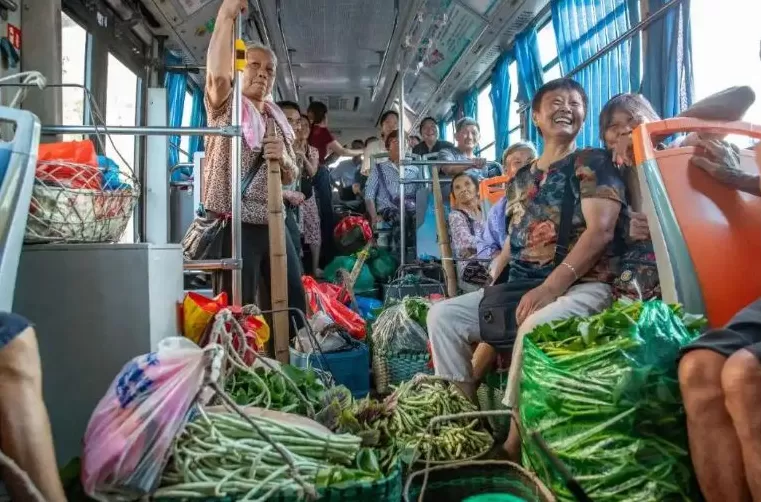 光明日报：建议“公交老年卡高峰期禁用”，能解决问题吗？-第2张图片-