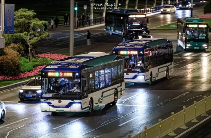 光明日报：建议“公交老年卡高峰期禁用”，能解决问题吗？-第3张图片-