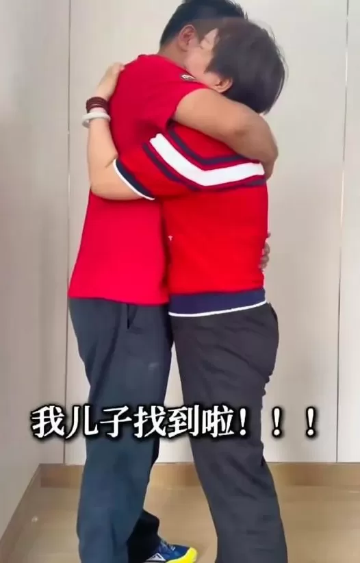 9个月男婴18年前家门口被面包车抢走！生母报喜：找到了，在上大学，又高又帅-第2张图片-