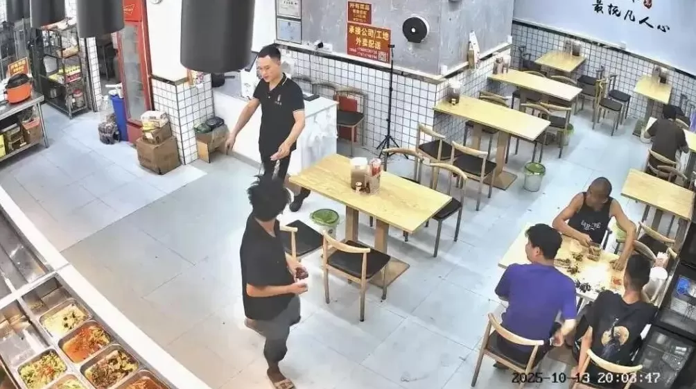 落魄小伙吃饭被免单，三个月后登门送钱-第2张图片-