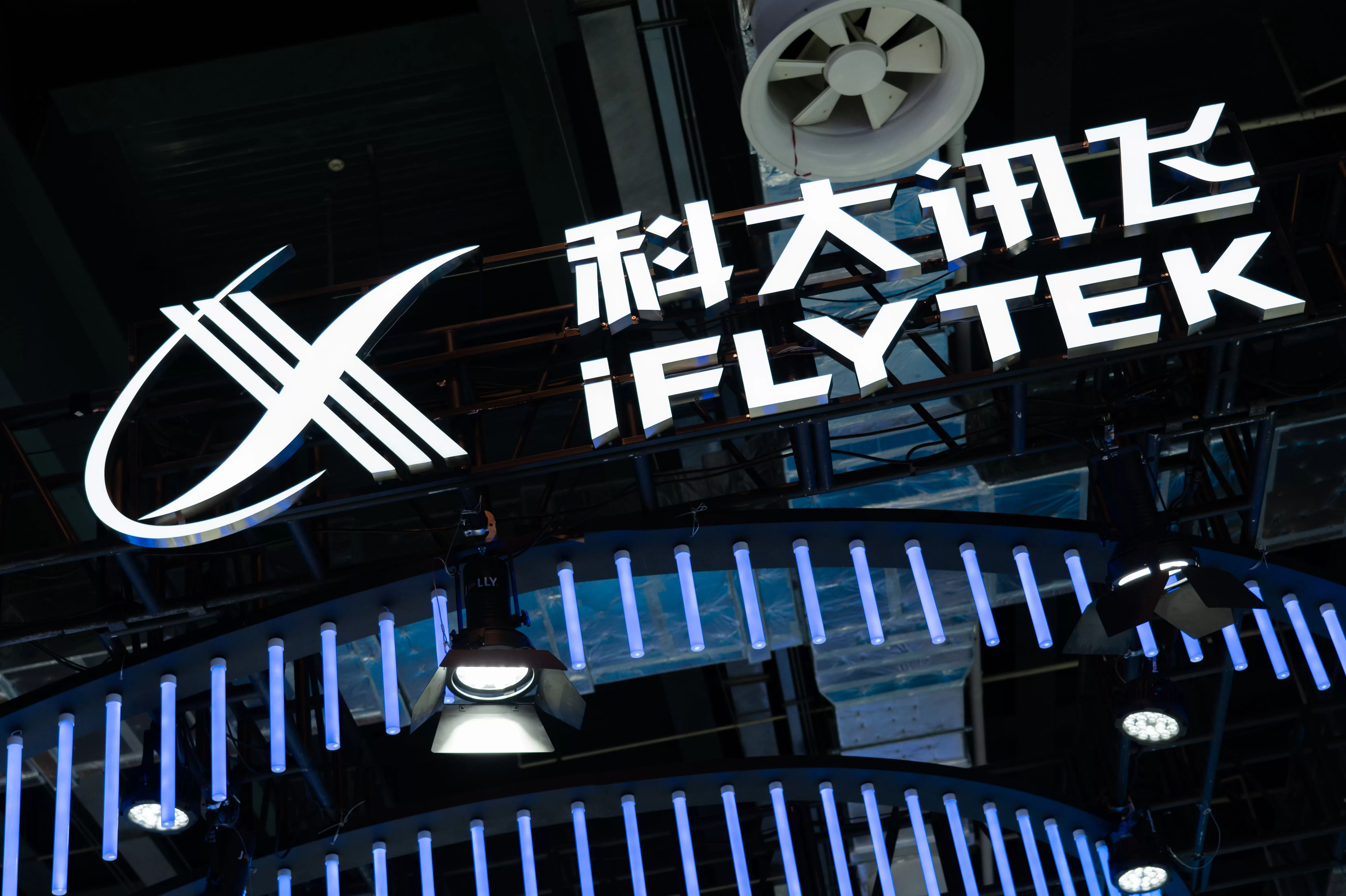 科大讯飞再发AI翻译耳机，厂商自研大模型的意义是什么？-第1张图片-