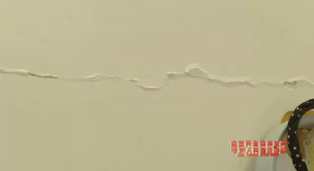 承重柱开裂达1厘米！贵州大哥花四十多万买的房，入住五年竟成了“危房”-第4张图片-