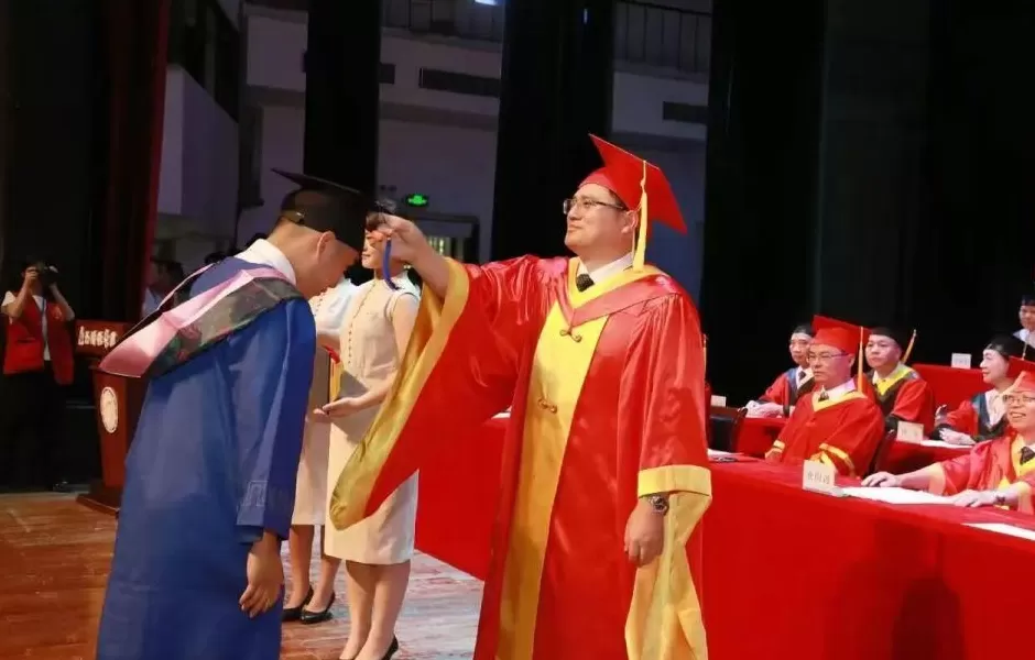 广西财经学院校长：正在发钱，不让学生心里留下憎恨的种子-第6张图片-