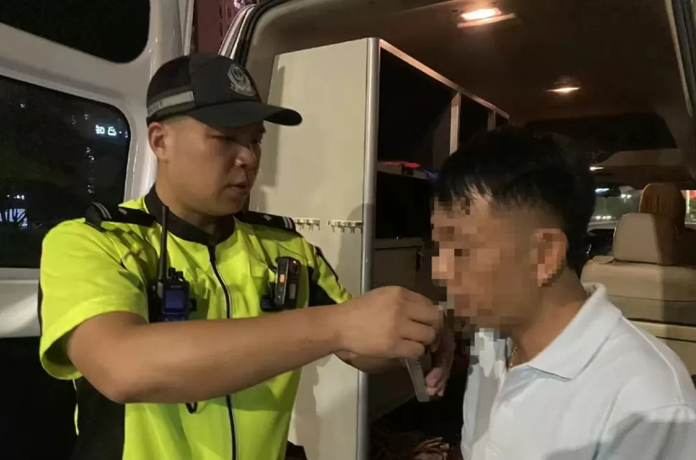 酒后“智驾”也是酒驾，男子酒驾被查时正从驾驶位向后座转移-第2张图片-