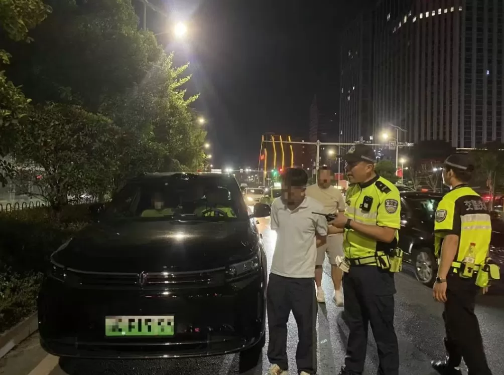 酒后“智驾”也是酒驾，男子酒驾被查时正从驾驶位向后座转移-第1张图片-