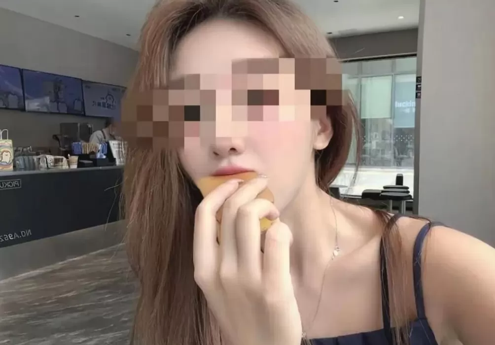 女主播称被家门口的快递包裹炸伤，监控显示一戴帽男子曾出现，警方回应-第4张图片-