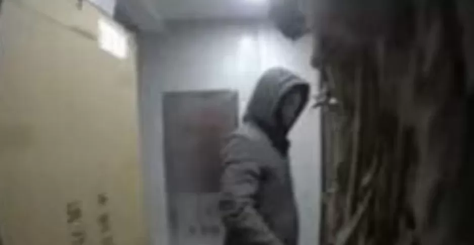 女主播称被家门口的快递包裹炸伤，监控显示一戴帽男子曾出现，警方回应-第3张图片-