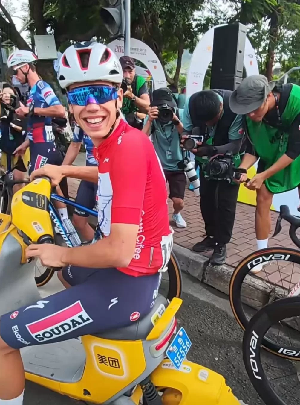 马尼耶上演环广西“三连庄”，爱上共享电单车安利家人游广西-第2张图片-