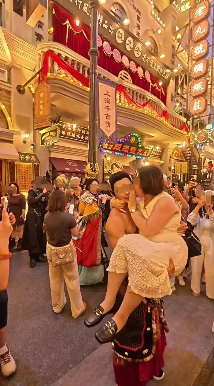 NPC公主抱女游客被吻脸，景区回应：亲吻行为不允许，疑营销号博眼球-第1张图片-