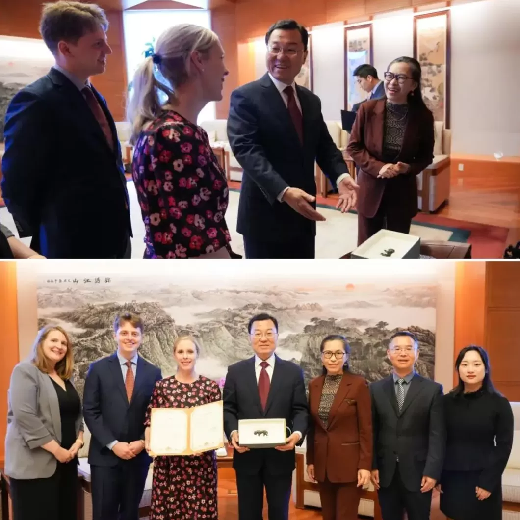 中国驻美大使谢锋接收美国民间机构返还的虎形牌饰文物-第2张图片-