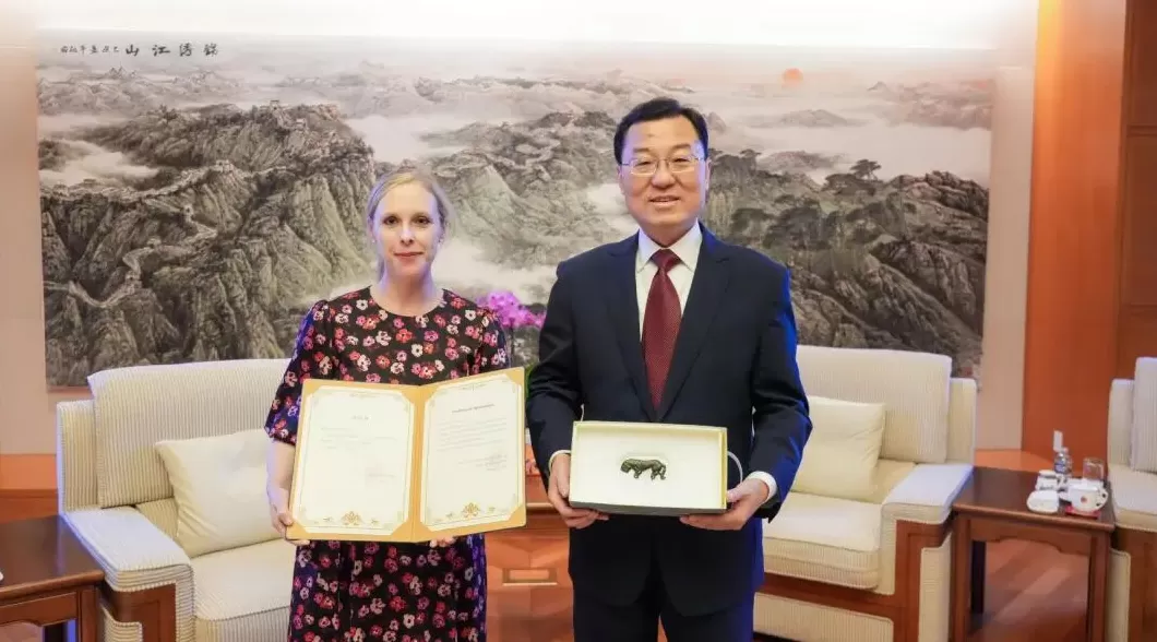 中国驻美大使谢锋接收美国民间机构返还的虎形牌饰文物-第1张图片-