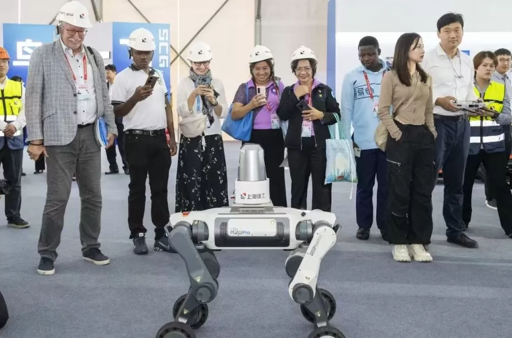 机器人组团上岗、项目工程数字化，浦东机场的智能制造让国际工程师代表团变身“夸夸团”-第2张图片-