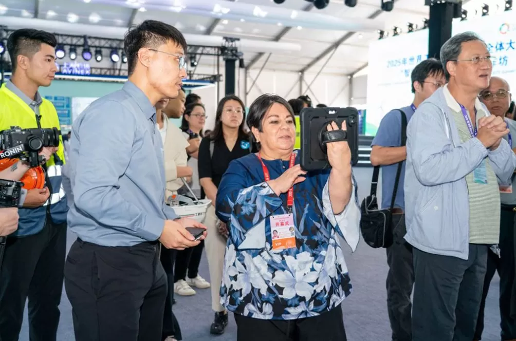 机器人组团上岗、项目工程数字化，浦东机场的智能制造让国际工程师代表团变身“夸夸团”-第4张图片-