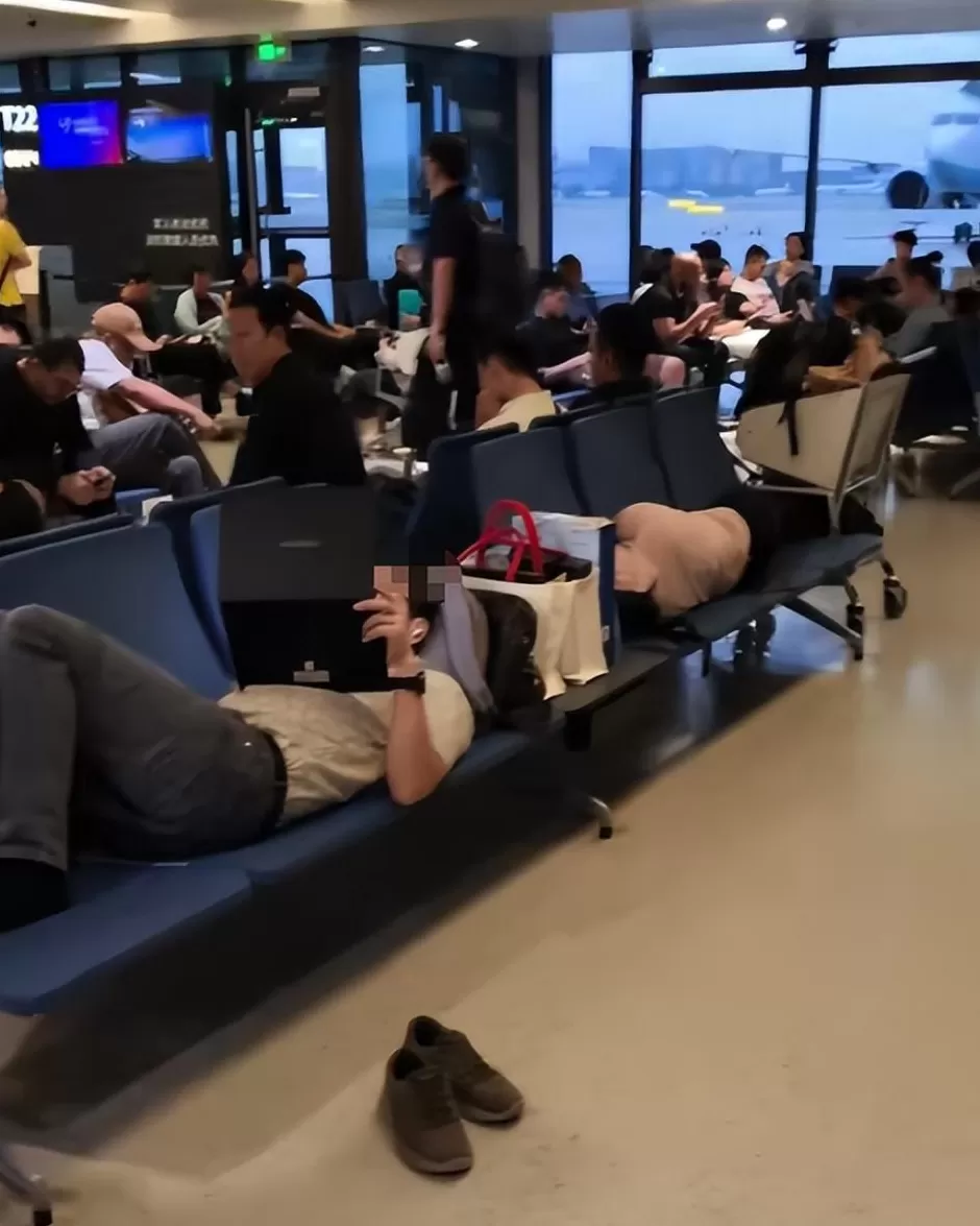 2名外国人在上海虹桥国际机场候机室躺卧，占用6个座位，机场回应-第1张图片-