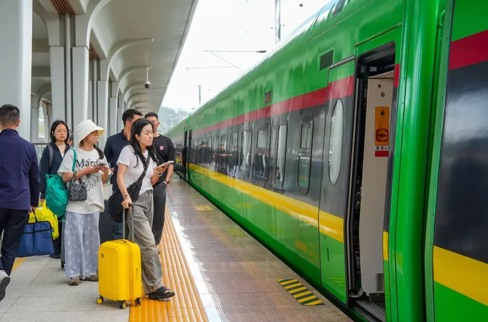 中老铁路跨境国际旅客突破60万人次，国际列车带火沿线景区-第4张图片-