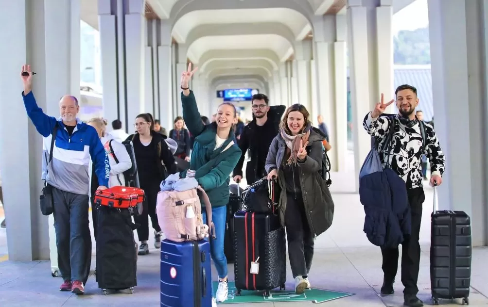 中老铁路跨境国际旅客突破60万人次，国际列车带火沿线景区-第2张图片-