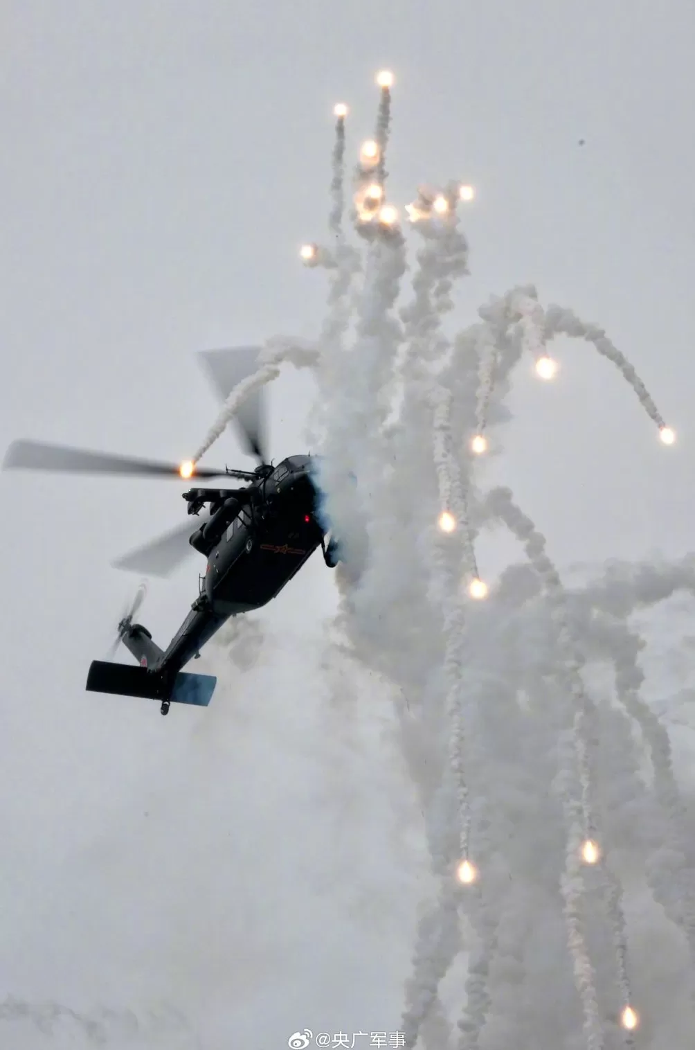 第1现场｜首秀惊艳直博会：直20T和直20有什么区别？-第1张图片-