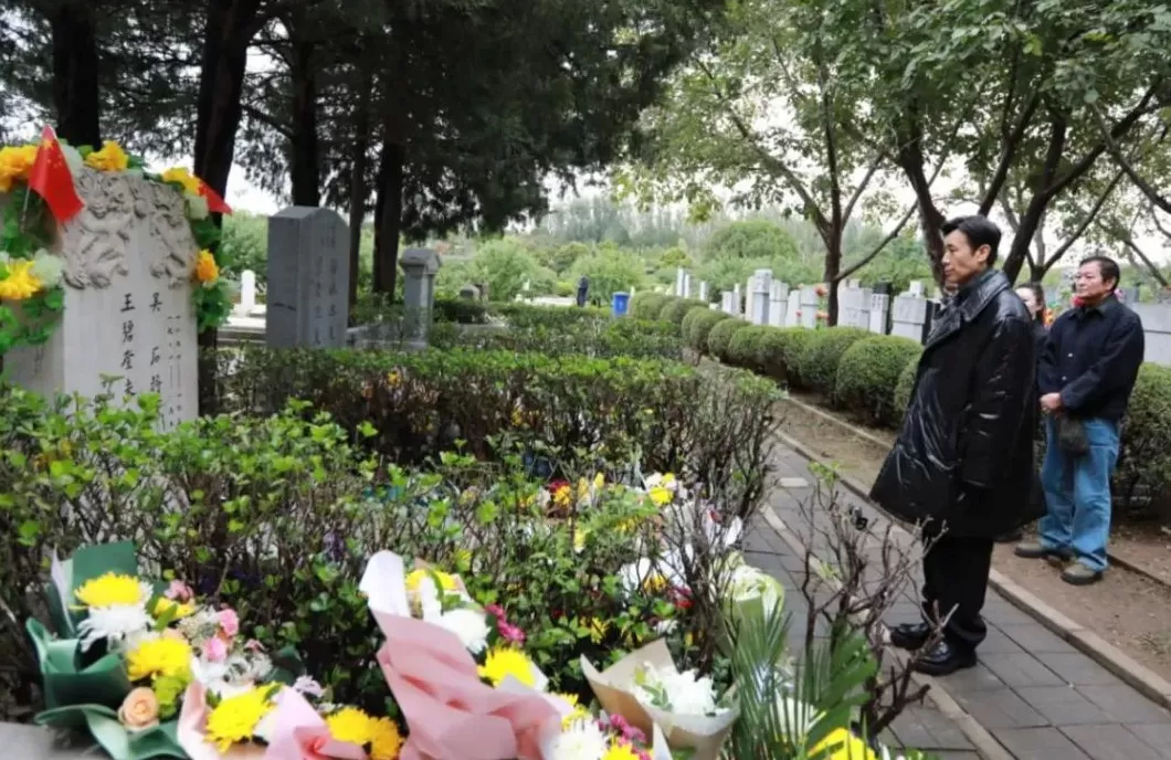 《沉默的荣耀》剧中吴石饰演者于和伟等赴吴石烈士与夫人墓缅怀纪念-第2张图片- 《沉默的荣耀》剧中吴石饰演者于和伟等赴吴石烈士与夫人墓缅怀纪念-第2张图片-