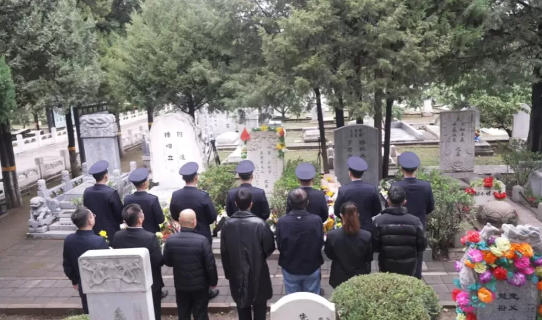 《沉默的荣耀》剧中吴石饰演者于和伟等赴吴石烈士与夫人墓缅怀纪念-第1张图片- 《沉默的荣耀》剧中吴石饰演者于和伟等赴吴石烈士与夫人墓缅怀纪念-第1张图片-