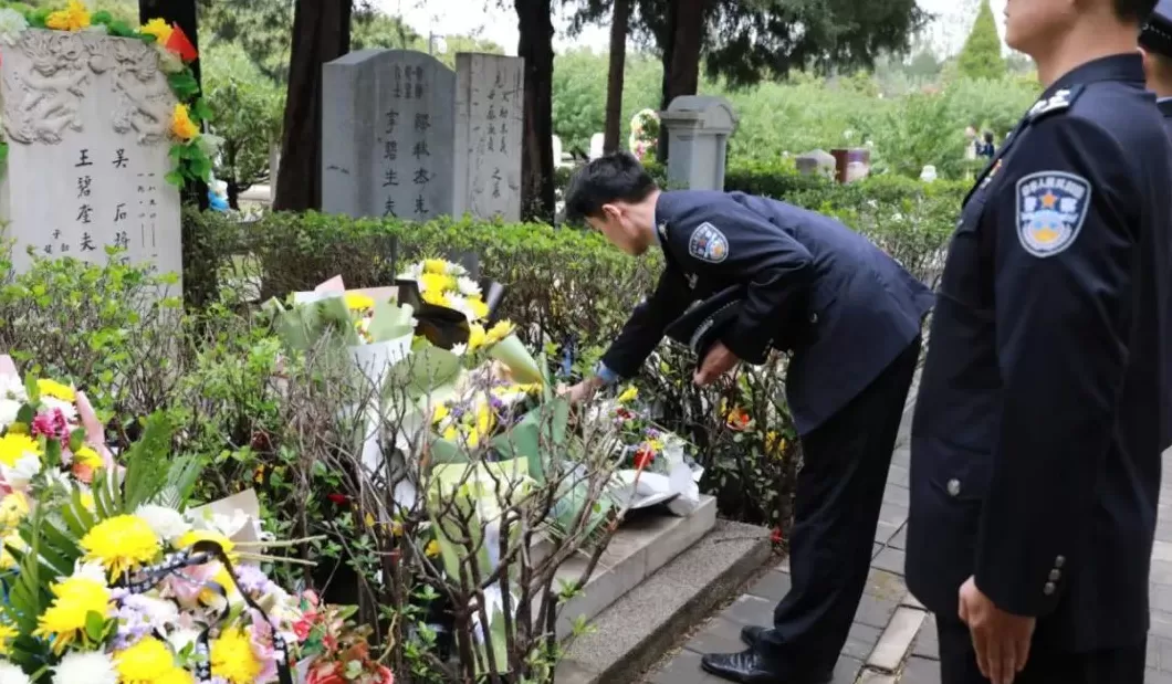 《沉默的荣耀》剧中吴石饰演者于和伟等赴吴石烈士与夫人墓缅怀纪念-第4张图片- 《沉默的荣耀》剧中吴石饰演者于和伟等赴吴石烈士与夫人墓缅怀纪念-第4张图片-