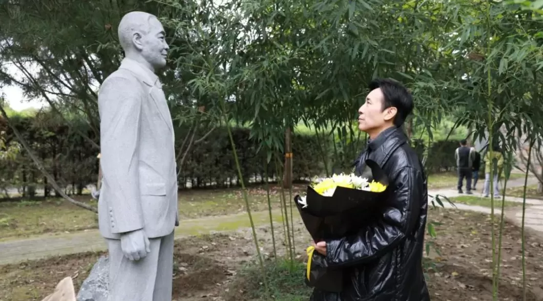 《沉默的荣耀》剧中吴石饰演者于和伟等赴吴石烈士与夫人墓缅怀纪念-第3张图片- 《沉默的荣耀》剧中吴石饰演者于和伟等赴吴石烈士与夫人墓缅怀纪念-第3张图片-