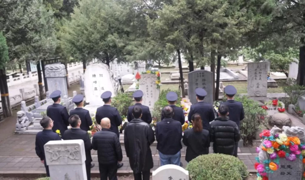 泪目！“吴石”于和伟向吴石献花-第1张图片-