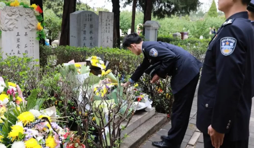 泪目！“吴石”于和伟向吴石献花-第6张图片-