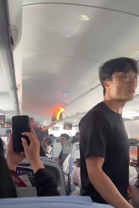 行李架上的锂电池自燃，杭州飞韩国一航班备降上海浦东机场-第1张图片-