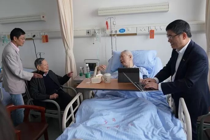 杨振宁晚年多次到访沪上高校：聪明和努力重要，最重要的是走上正确的道路-第2张图片-