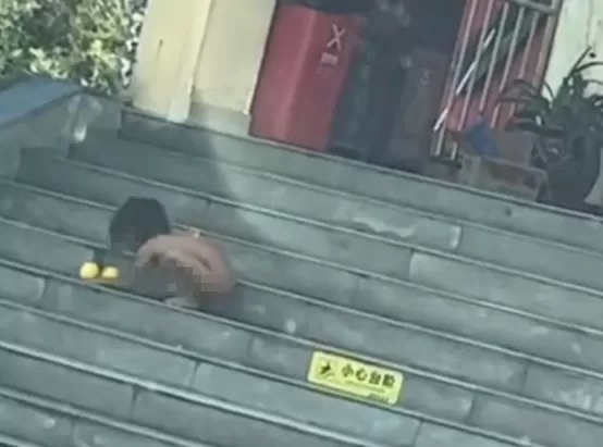 云南通报“高速服务区出现赤裸小孩”：未发现拐卖行为，将调查是否存在虐待-第2张图片-