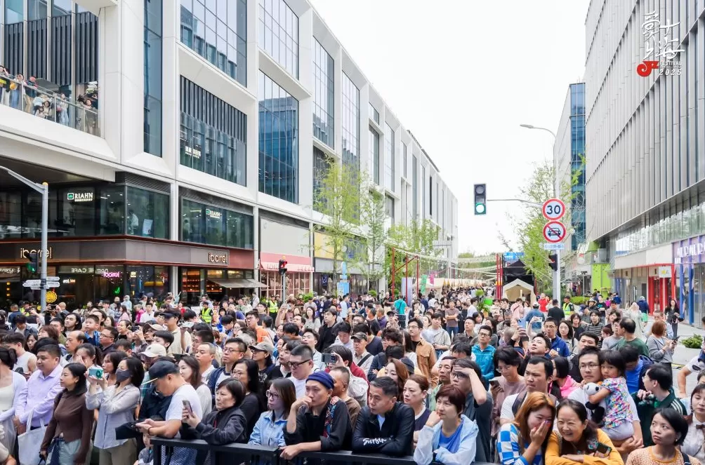 室内户外皆舞台，上海前滩公园巷变身为“爵士大道”-第2张图片-