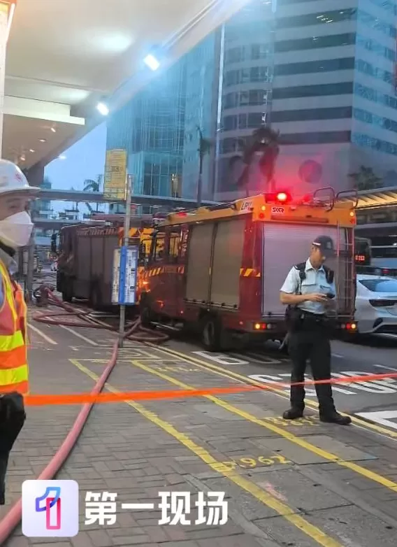 香港中环突发大火：一大楼陷入火海，棚架被烧毁坍塌-第5张图片-