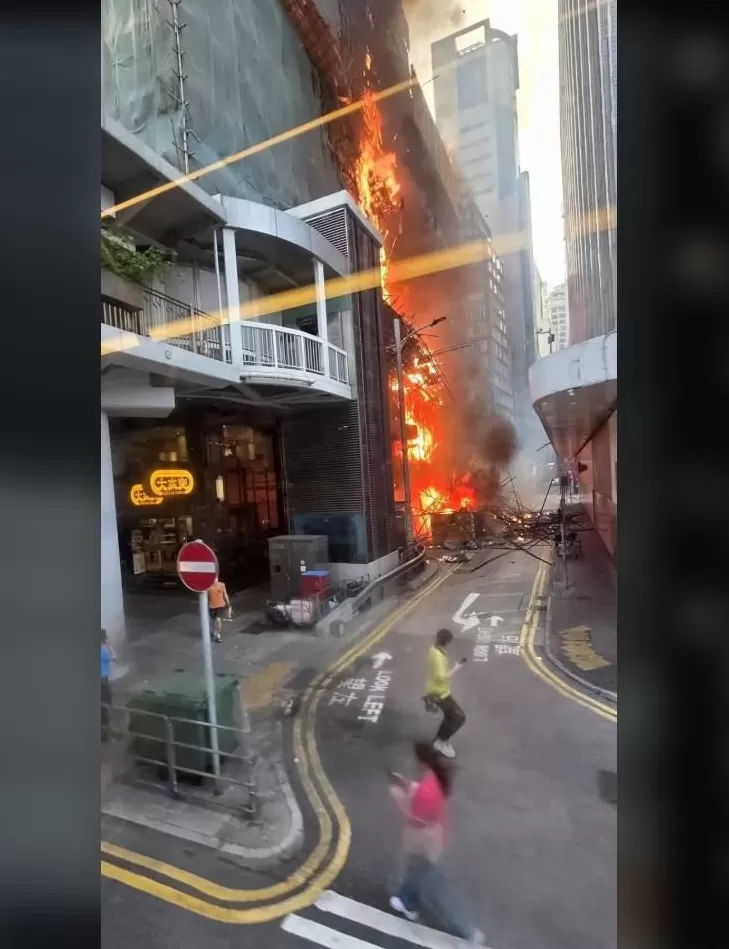 香港中环突发大火：一大楼陷入火海，棚架被烧毁坍塌-第4张图片-