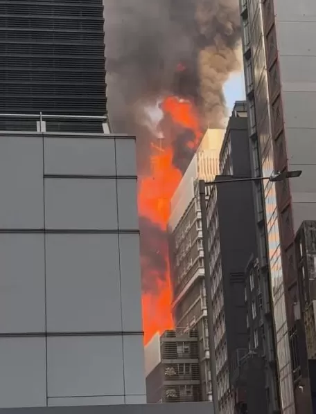 香港中环突发大火：一大楼陷入火海，棚架被烧毁坍塌-第2张图片-