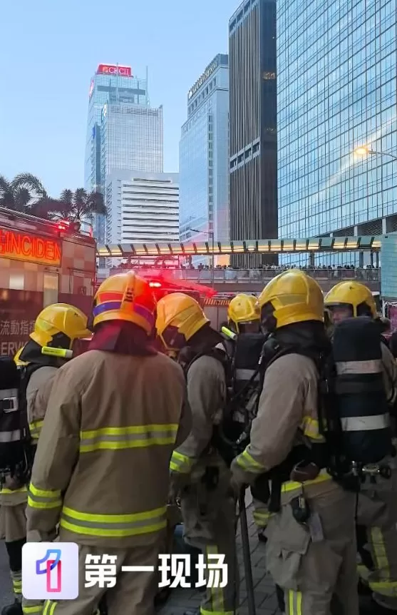 香港中环突发大火：一大楼陷入火海，棚架被烧毁坍塌-第6张图片-