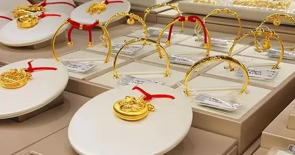 金价暴涨后，金店不发货了，年轻人租三金结婚-第2张图片-