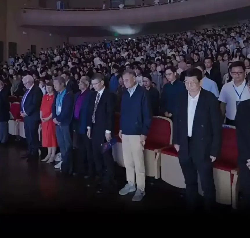 西湖大学临时改变学术活动议程，全场肃立悼念董事会名誉主席杨振宁-第1张图片-