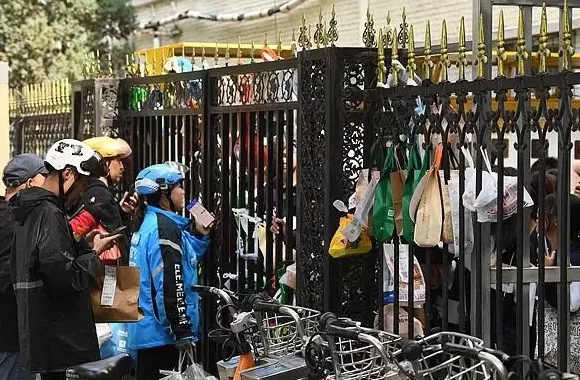 学生丢外卖学校补偿，“爱的教育”如何落地-第1张图片-