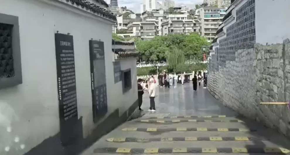 贵阳一20米下坡路装了16条减速带，交警回应：设置前征求过意见，得到一致认可-第2张图片-