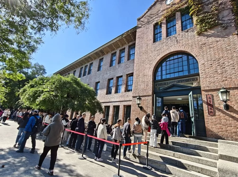 悼念杨振宁的人在清华高研院门口排起长队，有人一早从天津赶来-第1张图片-