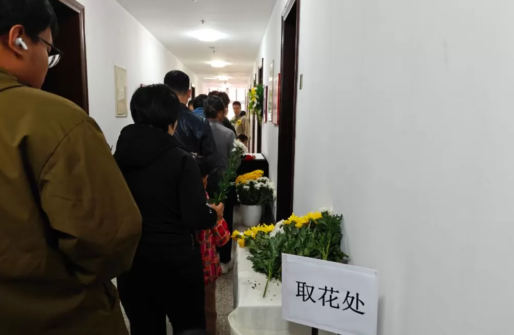 悼念杨振宁的人在清华高研院门口排起长队，有人一早从天津赶来-第2张图片-