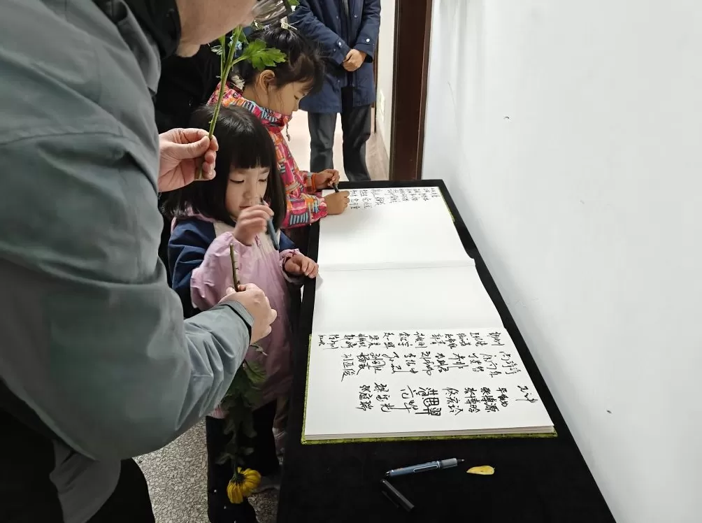 悼念杨振宁的人在清华高研院门口排起长队，有人一早从天津赶来-第3张图片-