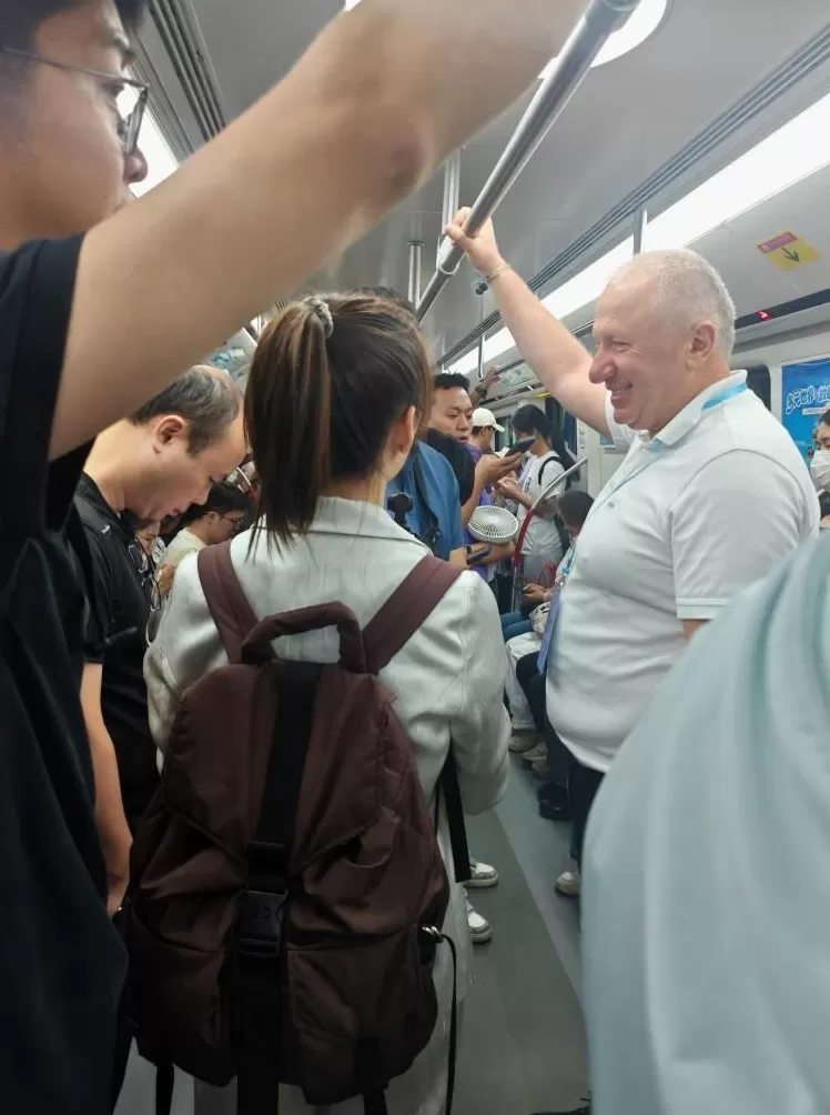 记者手记：为啥这么多外国人挤在广州这条地铁上？-第1张图片-