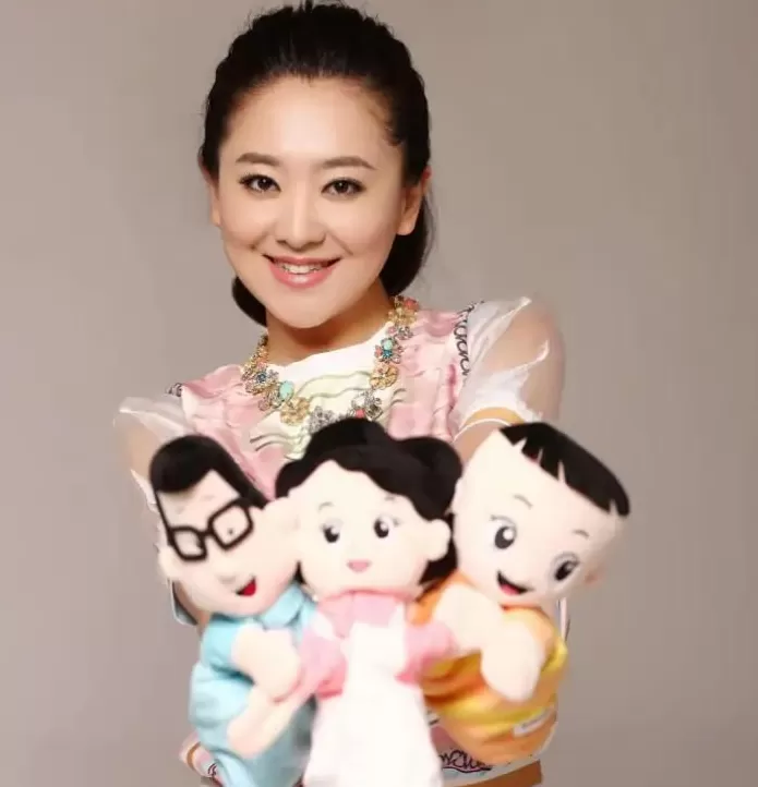 央视主持人“月亮姐姐”告别，尼格买提留言-第2张图片-