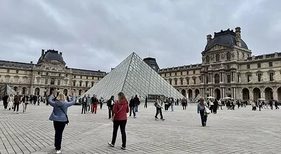 法国卢浮宫发生持械抢劫事件，暂停对外开放-第1张图片-