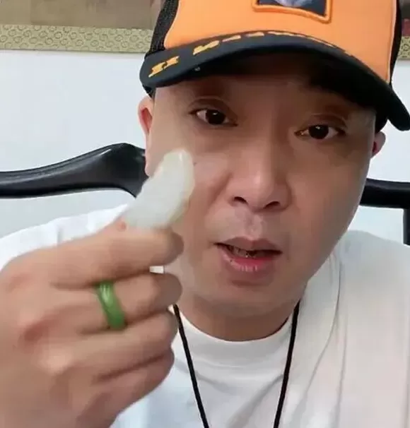 扫描“主播”｜“柴怼怼”的生意经：打假吸粉引流后售假，曾蓄意抹黑胖东玉石质量-第1张图片-