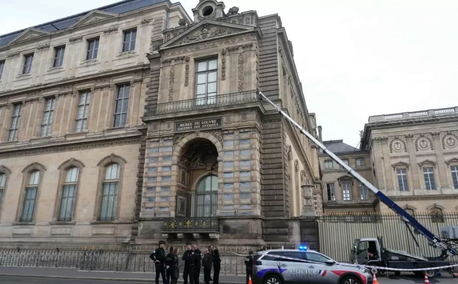 卢浮宫盗贼刚偷完就弄丢一件珠宝马克龙全程跟进案件调查-第1张图片-