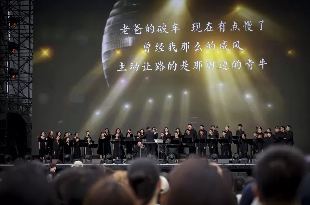 彩虹室内合唱团在青浦歌唱，有人坐着高铁来赴约-第1张图片-