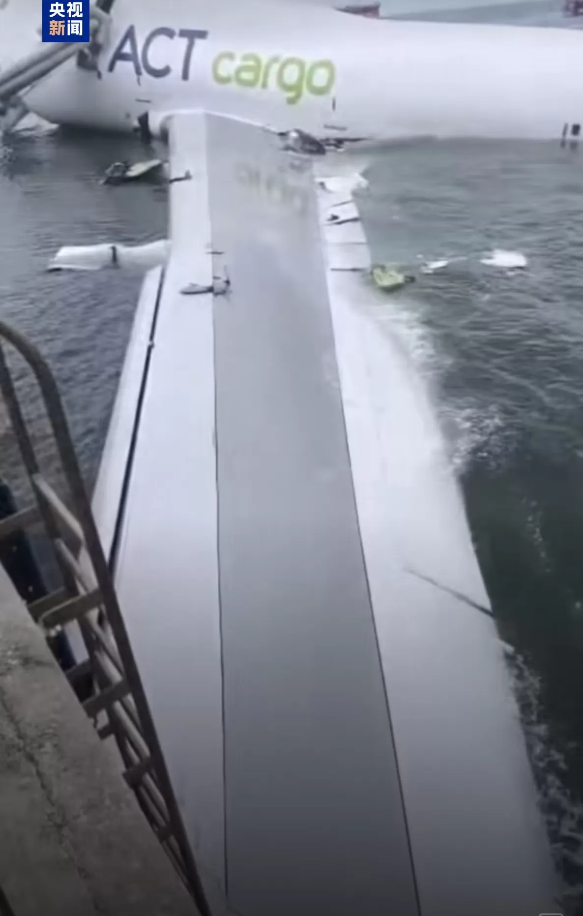 一货机在香港机场降落时冲出跑道坠海，地勤车被撞致两人死亡-第1张图片-