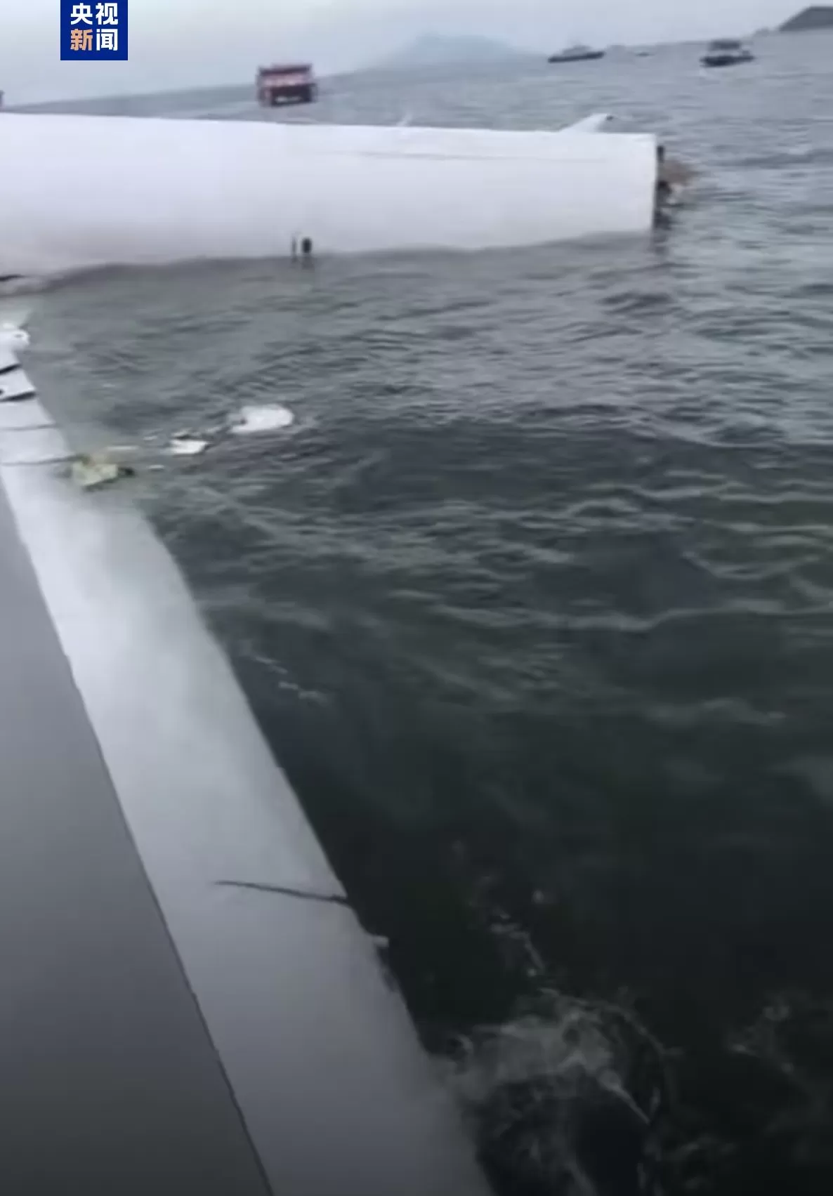 一货机在香港机场降落时冲出跑道坠海，地勤车被撞致两人死亡-第2张图片-